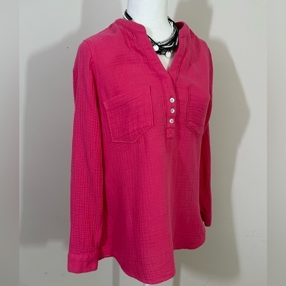 More sz sm top in a bright pink Slight texture to the fabric V neck